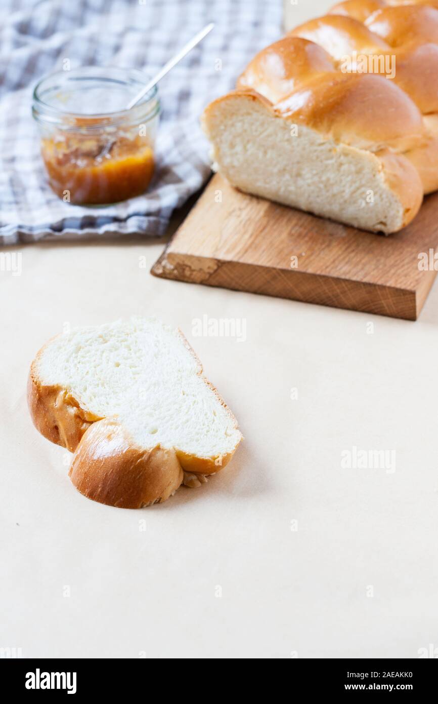Dolce di pane di lievito in rovere rustico board Foto Stock