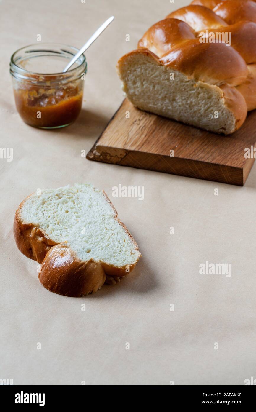 Dolce di pane di lievito in rovere rustico board Foto Stock