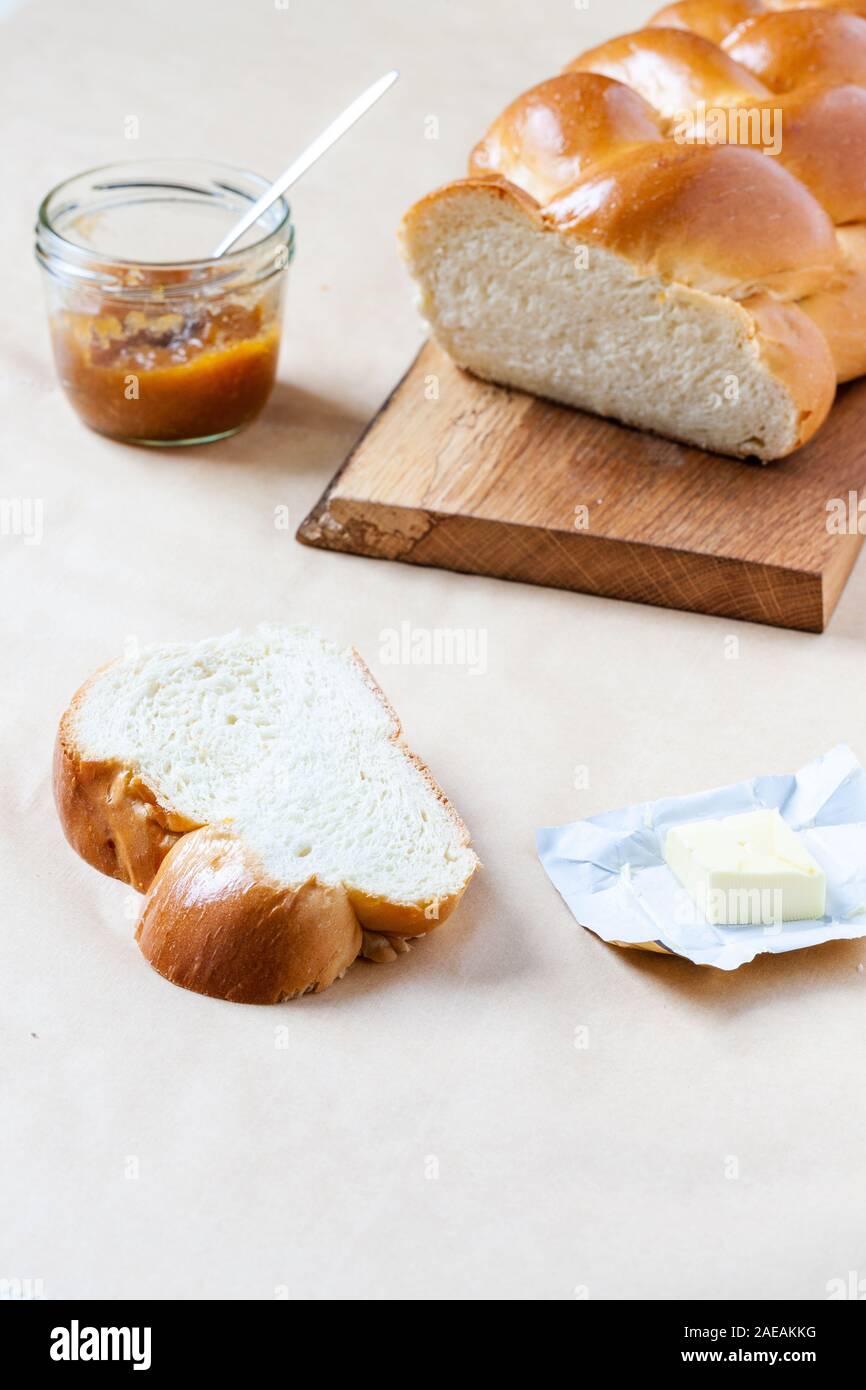 Dolce di pane di lievito in rovere rustico board Foto Stock