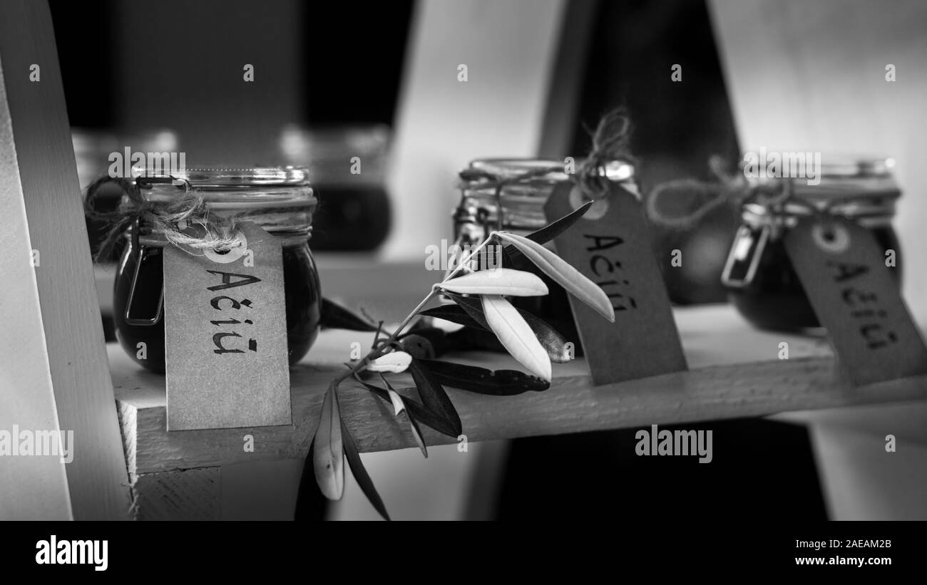 Piccoli vasetti di vetro riempito con il miele, decorata con eucalipto e una scrittura collegato a loro dire "grazie" Foto Stock