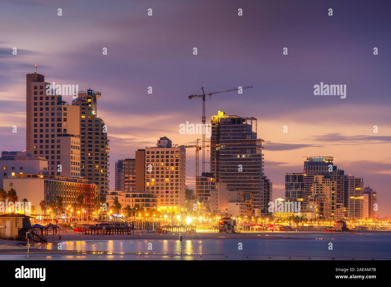 Tel Aviv Skyline, Israele. Cityscape immagine di Tel Aviv spiaggia con alcuni dei suoi famosi hotel durante gli orari di alba e notte Foto Stock