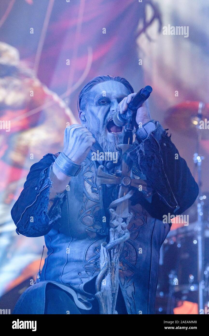 Berna, Svizzera. 07Th Dec, 2019. Il tedesco della band power metal Powerwolf esegue un concerto dal vivo presso la Festhalle di Berna. Qui la cantante Attila Dorn è visto dal vivo sul palco. (Photo credit: Gonzales foto/Tilman Jentzsch/Alamy Live News). Foto Stock