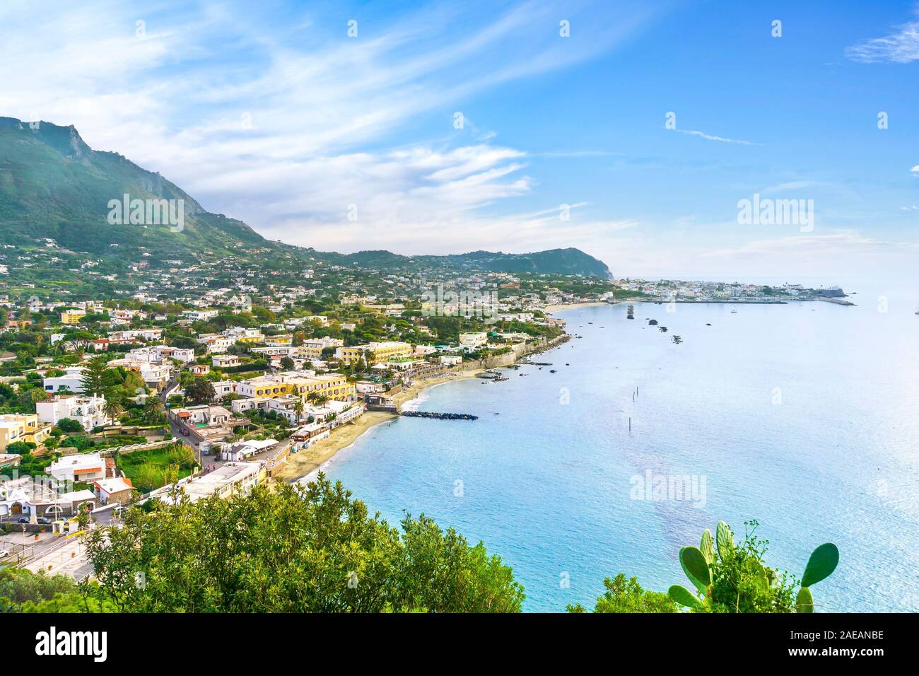 Isola di Ischia e Forio spiaggia panorama sulla costa. Campania, Italia. L'Europa. Foto Stock
