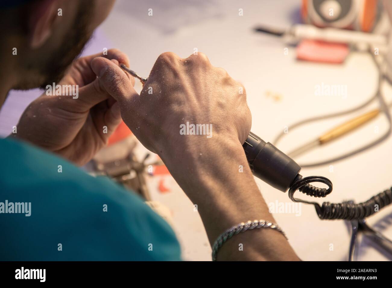 Precisione di lavoro di un maestro gioielliere presso la macchina Foto Stock