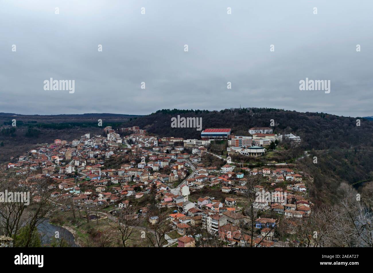 Vista di un quartiere residenziale con vecchie case e il fiume Yantra a Veliko Tarnovo, la vecchia capitale della Bulgaria, Europa Foto Stock