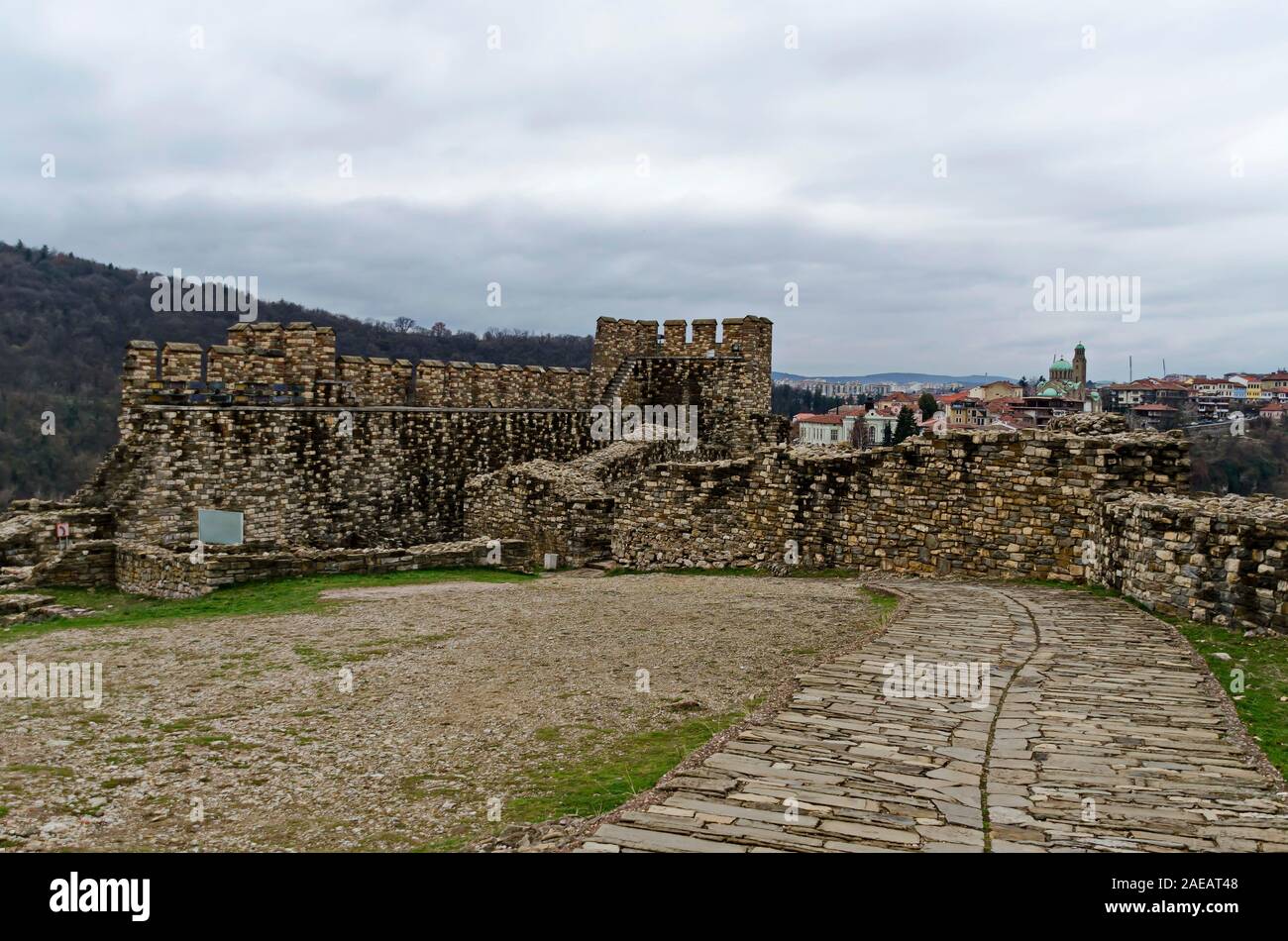 Vista dall'interno verso l'esterno dell'entrata principale di Tsarevets, roccaforte medievale situato su una collina con lo stesso nome in Veliko Tarnovo, il vecchio capit Foto Stock