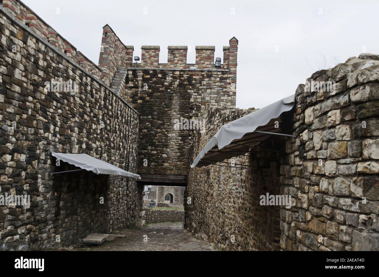 Vista dall'interno verso l'esterno dell'entrata principale di Tsarevets, roccaforte medievale situato su una collina con lo stesso nome in Veliko Tarnovo, il vecchio capit Foto Stock