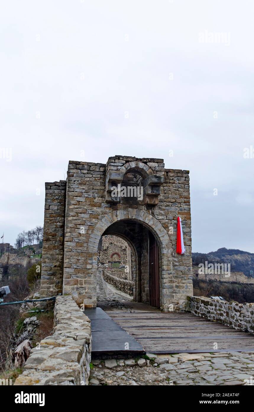 L'ingresso principale di Tsarevets, roccaforte medievale situato su una collina con lo stesso nome in Veliko Tarnovo, la vecchia capitale della Bulgaria, Europa Foto Stock