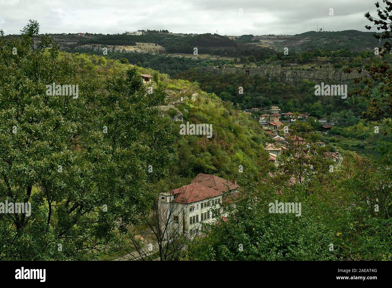 Vista di un quartiere residenziale con vecchie case e il fiume Yantra a Veliko Tarnovo, la vecchia capitale della Bulgaria, Europa Foto Stock
