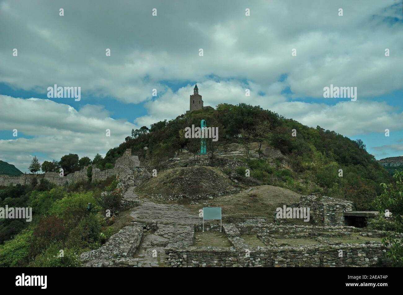 Vista generale dell'ingresso principale, rovine e della fortezza di Tsarevets, roccaforte medievale situato su una collina con lo stesso nome in Veliko Tarnovo Foto Stock