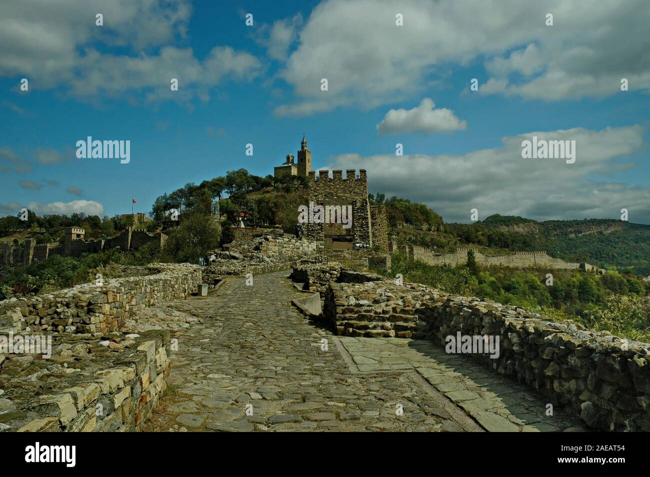 Vista generale dell'ingresso principale, rovine e della fortezza di Tsarevets, roccaforte medievale situato su una collina con lo stesso nome in Veliko Tarnovo Foto Stock