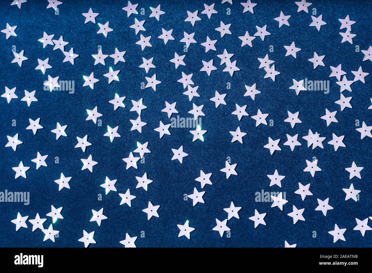 Molti bianco argento stelle su un velluto blu sullo sfondo della carta Foto Stock