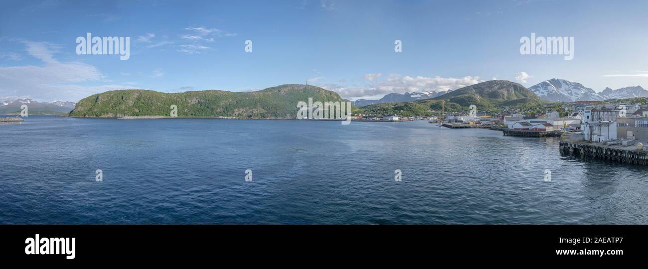 ANDENES, Norvegia - Luglio 05 2019: Circolo Polare Artico fjord paesaggio con porto e villaggio, girato sotto il brillante sole estivo luce sulla luglio 05, 2019 a Andenes, Foto Stock