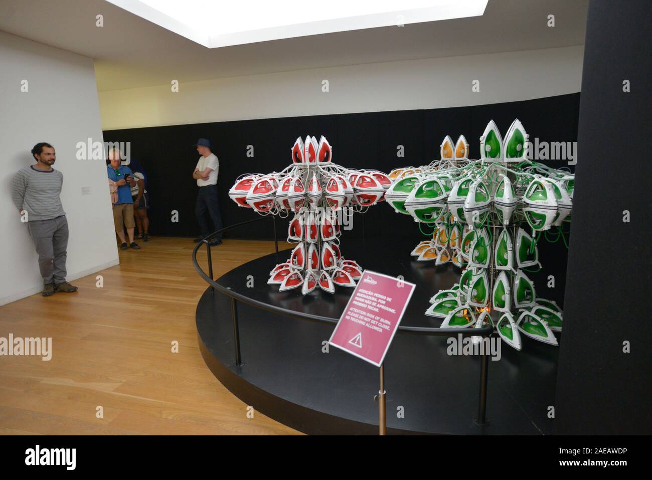 Joana Vasconcelos esposizione in Fondazione Serralves (Fundação De Serralves) a Porto, Portogallo (1998). La scultura è chiamato 'Full Steam Ahead" Foto Stock