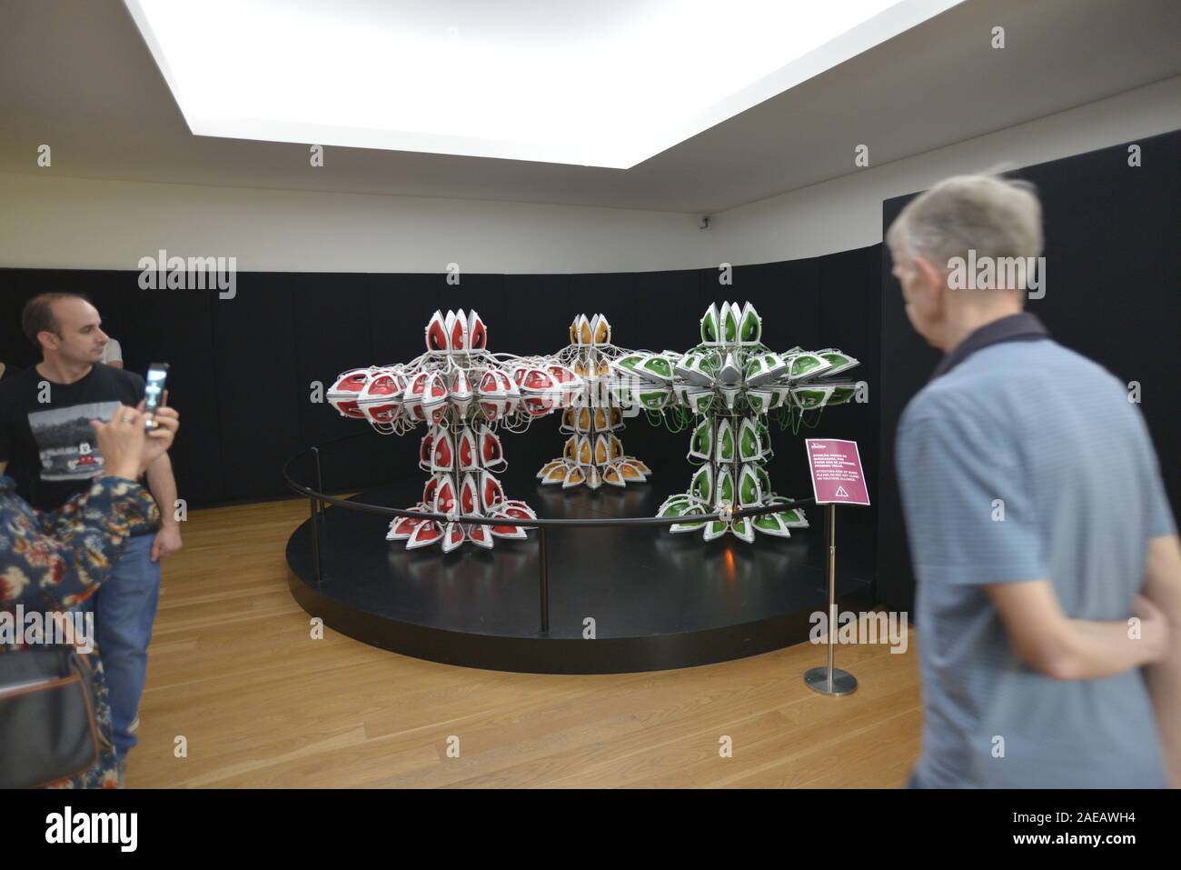 Joana Vasconcelos esposizione in Fondazione Serralves (Fundação De Serralves) a Porto, Portogallo (1998). La scultura è chiamato 'Full Steam Ahead" Foto Stock