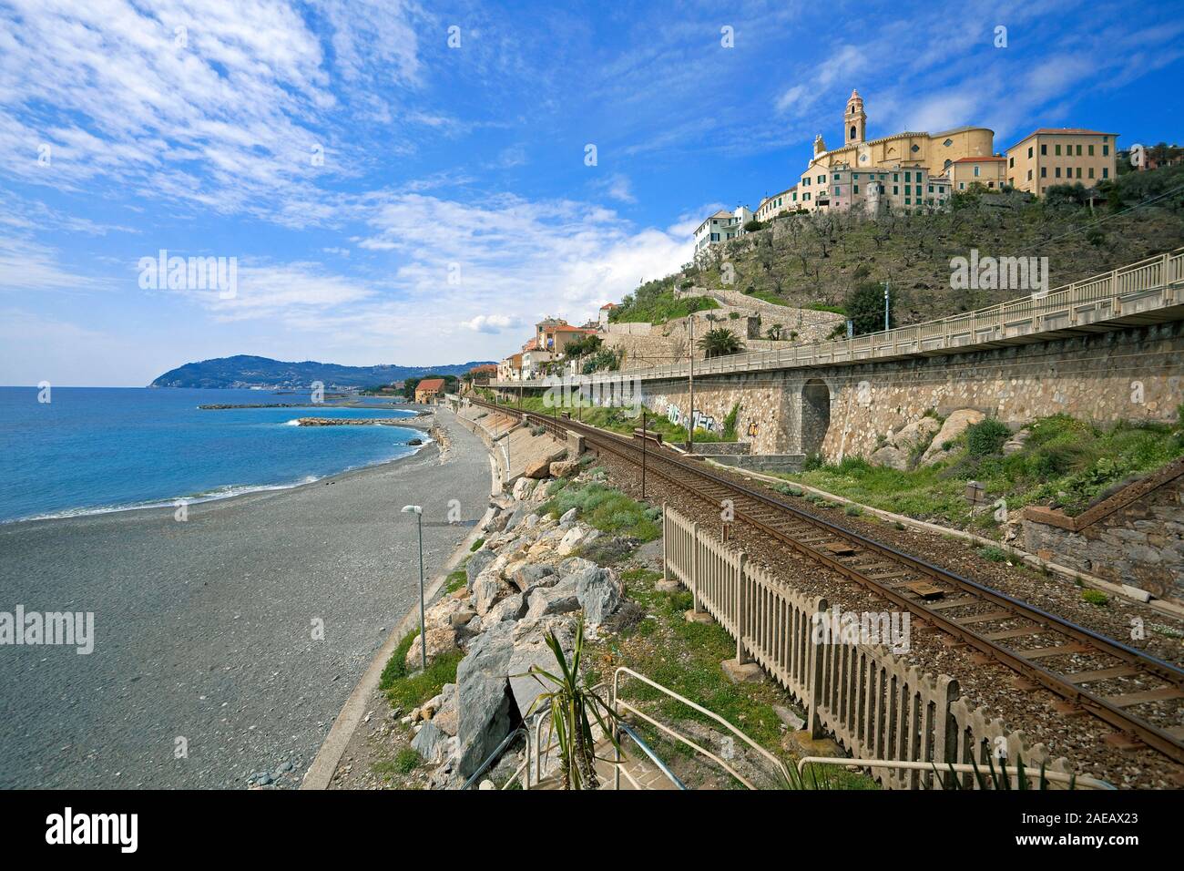 La spiaggia e i binari ferroviari, sopra la barocca Chiesa di San Giovanni Battista, Cervo, provincia Imperia Riviera di Ponente, Liguria, Italia Foto Stock