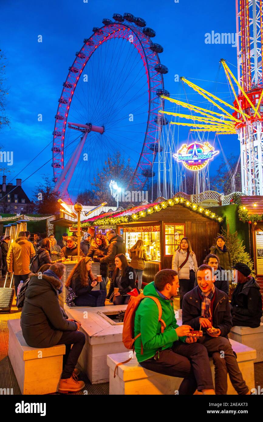 Londra, Mercatino di Natale sul Tamigi, Winter Festival a Southbank, London Eye ruota panoramica Ferris, passeggiata sul fiume, Foto Stock