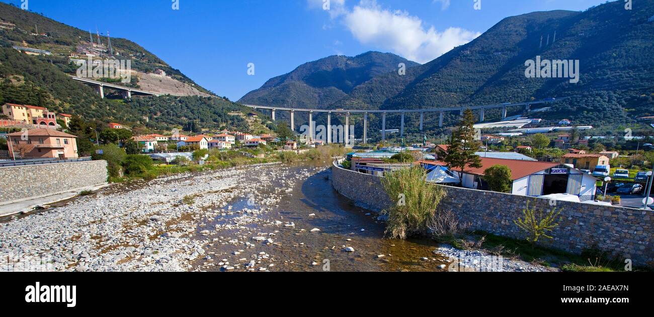 Essiccato l alveo del fiume Argentina, dietro il viadotto di Taggia, viadotto a Taggia, costa ligure, Liguria, Italia Foto Stock
