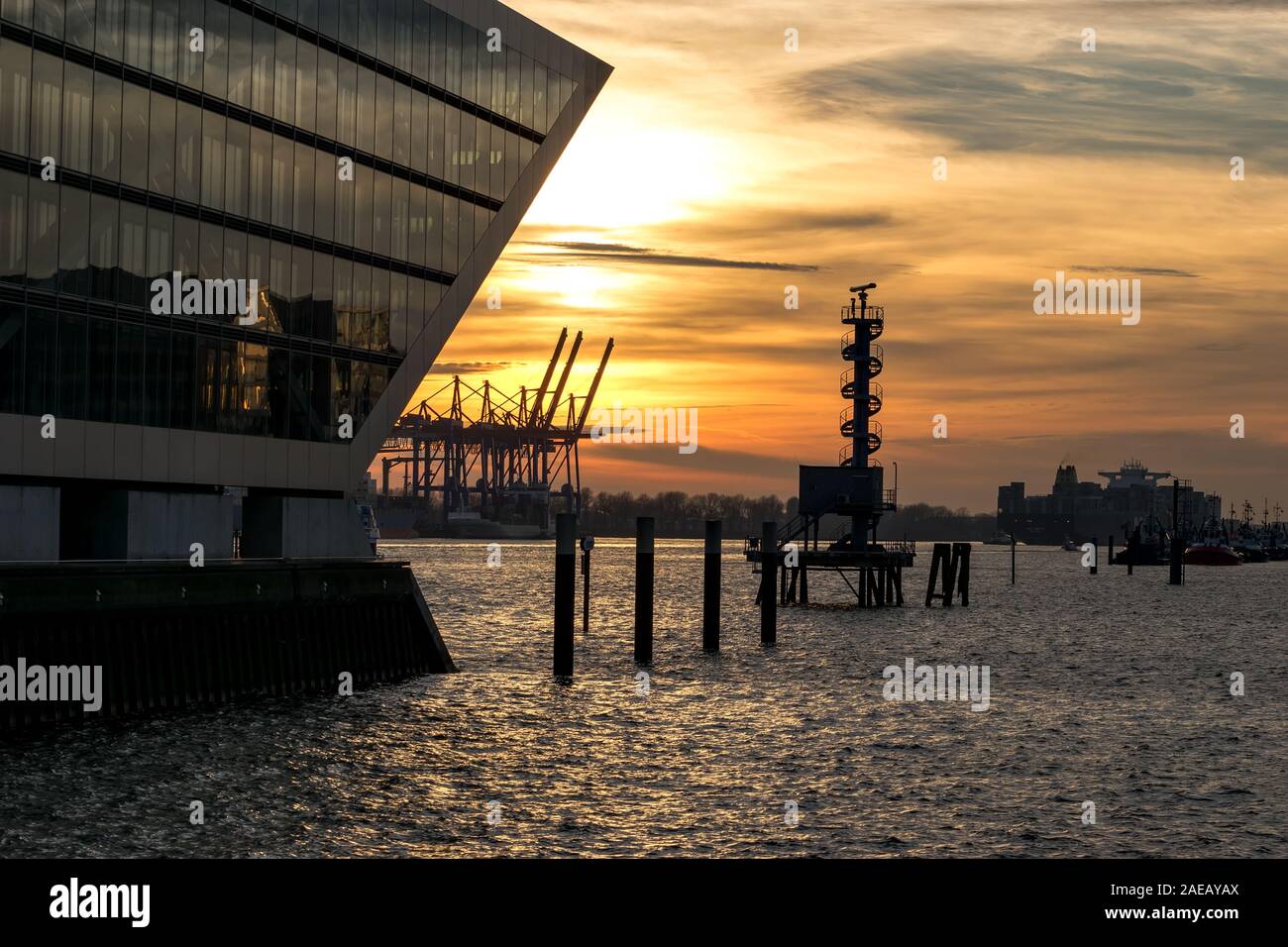 Atmosfera serale nel porto di Amburgo, Germania Foto Stock