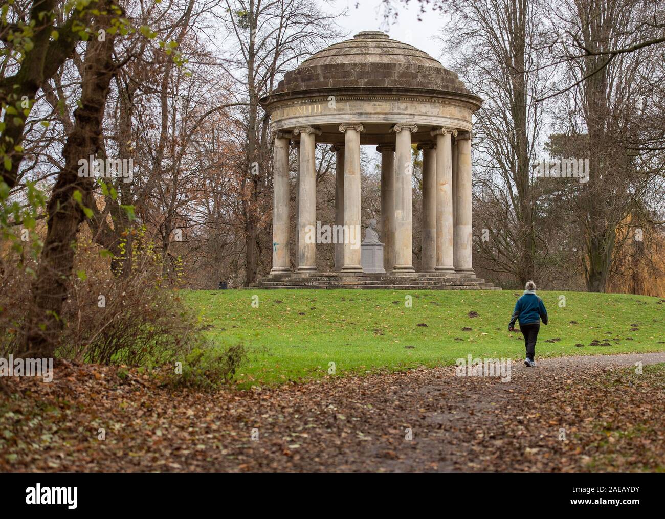 Hannover, Germania. 08 Dic, 2019. Una donna passa il tempio di Leibniz nel Georgengarten. Credito: Lucas Bäuml/dpa/Alamy Live News Foto Stock