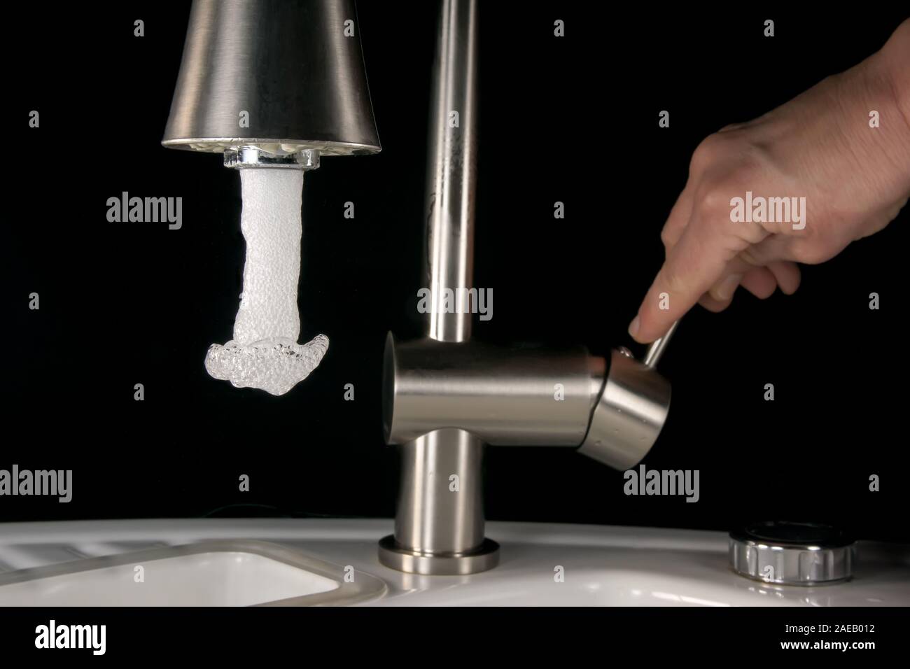 L'acqua uscente da un rubinetto - immagini ad alta velocità Foto Stock