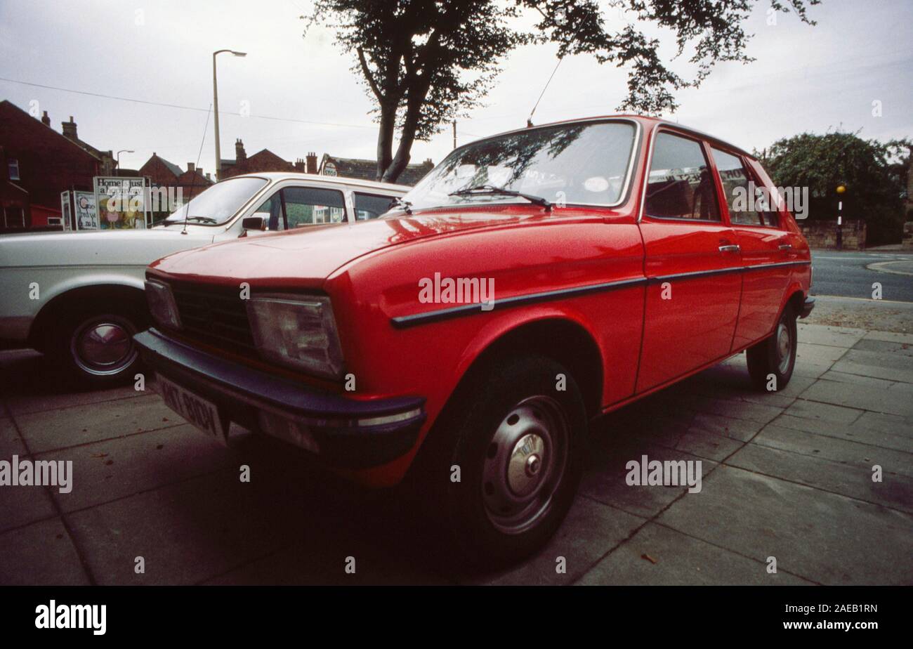 Vecchio stile anni ottanta auto, Peugeot 104 saloon, girato intorno nell Inghilterra del Nord, Regno Unito Foto Stock Vecchio stile anni ottanta auto, Peugeot 104 saloon, girato intorno nell Inghilterra del Nord, Regno Unito Foto Stock