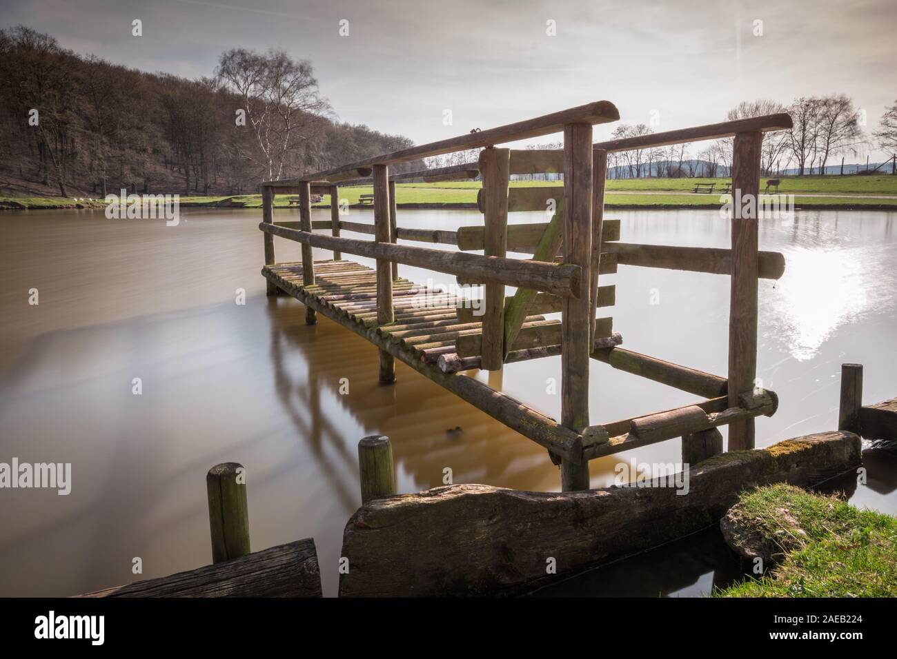 Ponte in legno sul acqua liscia Foto Stock Ponte in legno sul acqua liscia Foto Stock