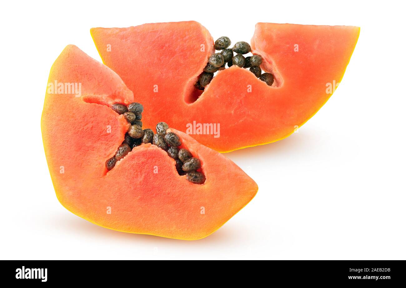 Taglio isolate papaia. Papaia fette di frutta con semi isolato su sfondo bianco con tracciato di ritaglio Foto Stock