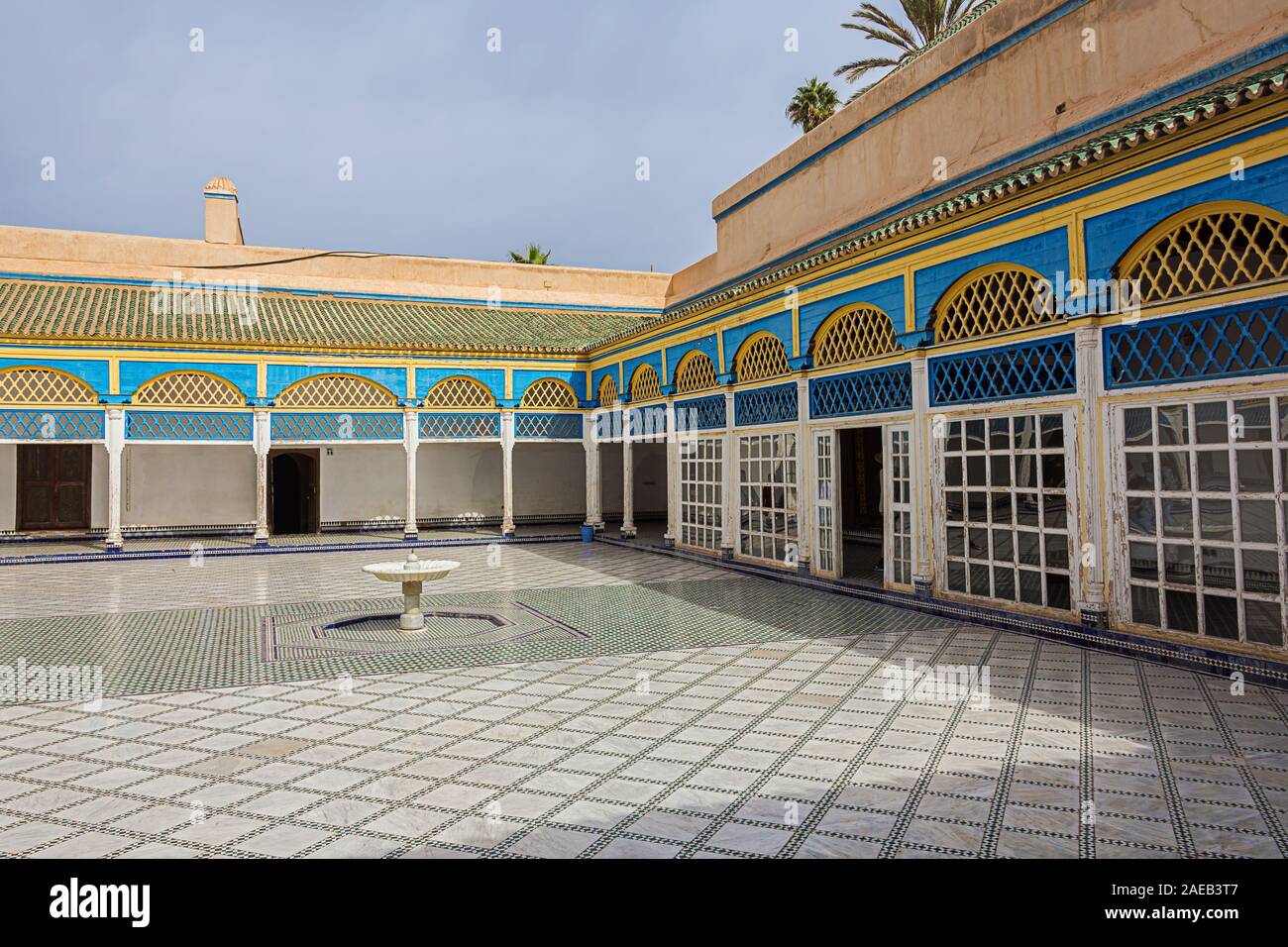 Cortile circondato dalle camere delle concubine nel Palazzo della Bahia in Marrakech Foto Stock