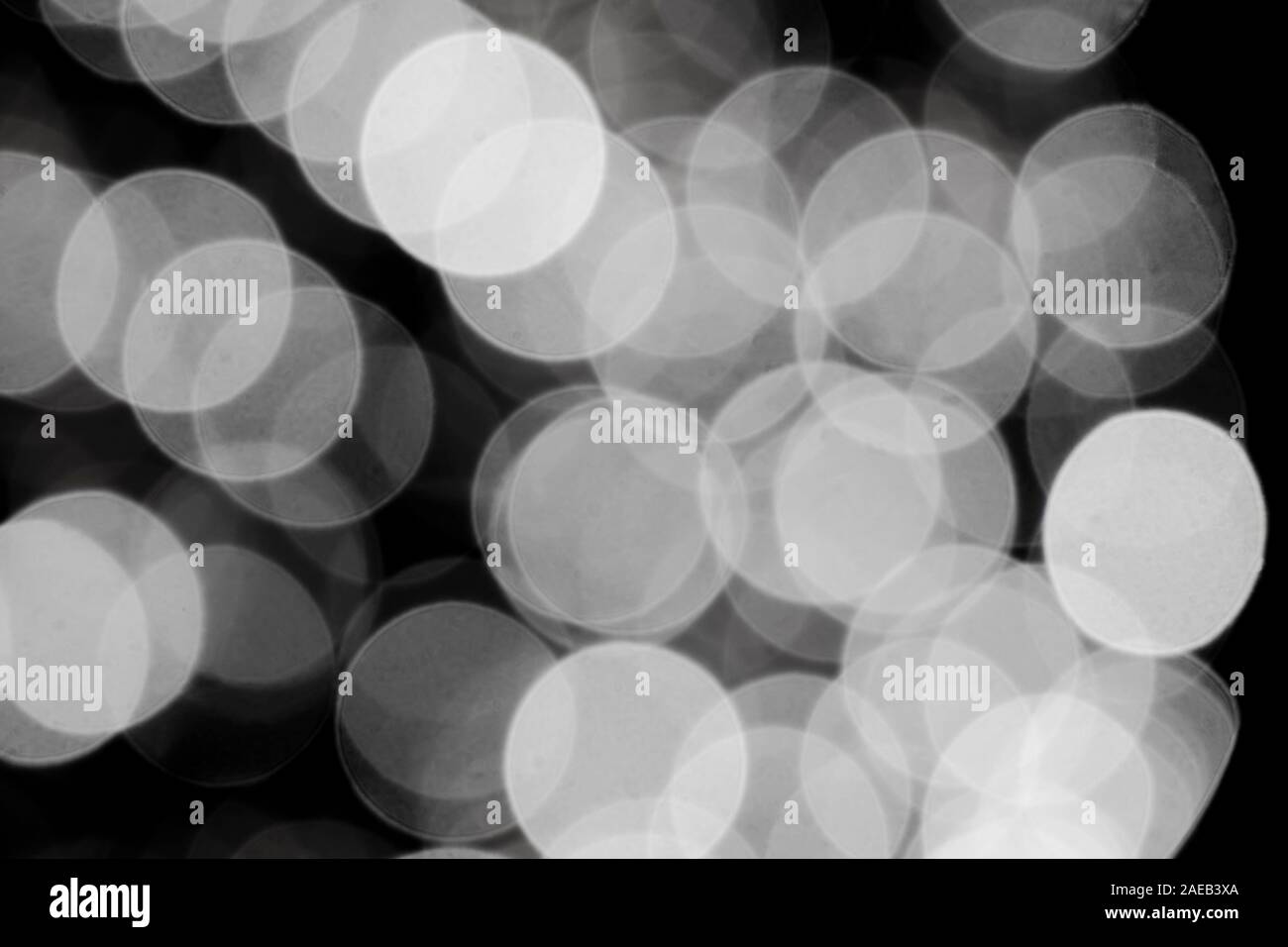 Abstract sfocata luce bokeh, un sacco di punti incandescente nella vicina in bianco e nero Foto Stock