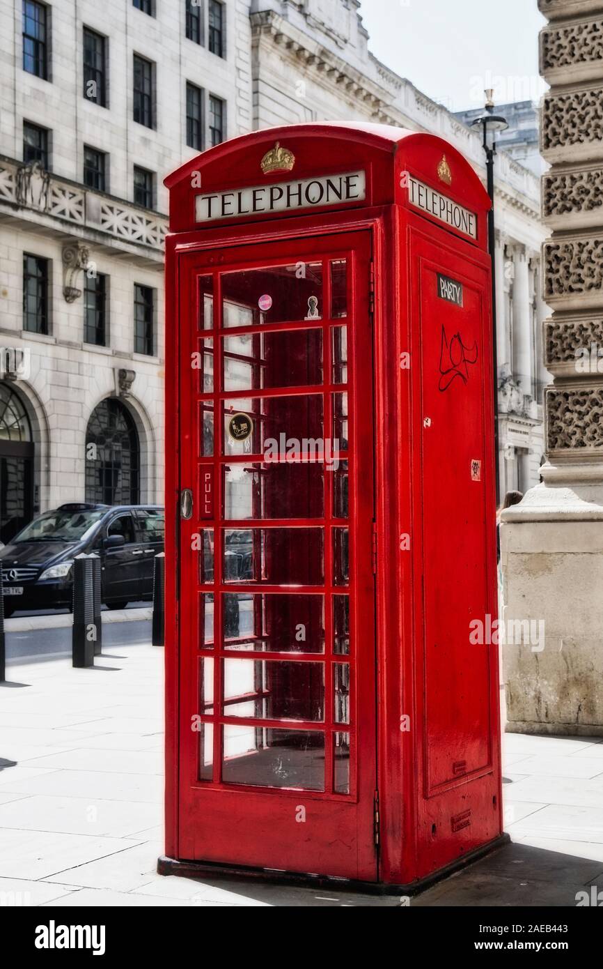 Mitica London Telefono scatola in strada Foto Stock