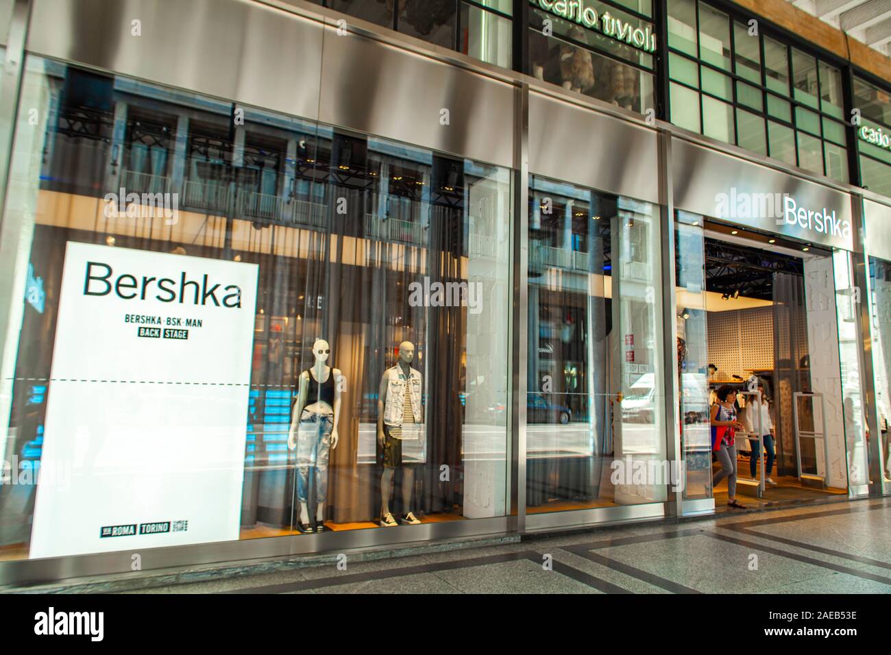 Torino, Italia - 3 giugno 2015: dettaglio del negozio Bershka a Torino,  Italia. Si tratta di una moda spagnola società fondata in 1998 Foto stock -  Alamy