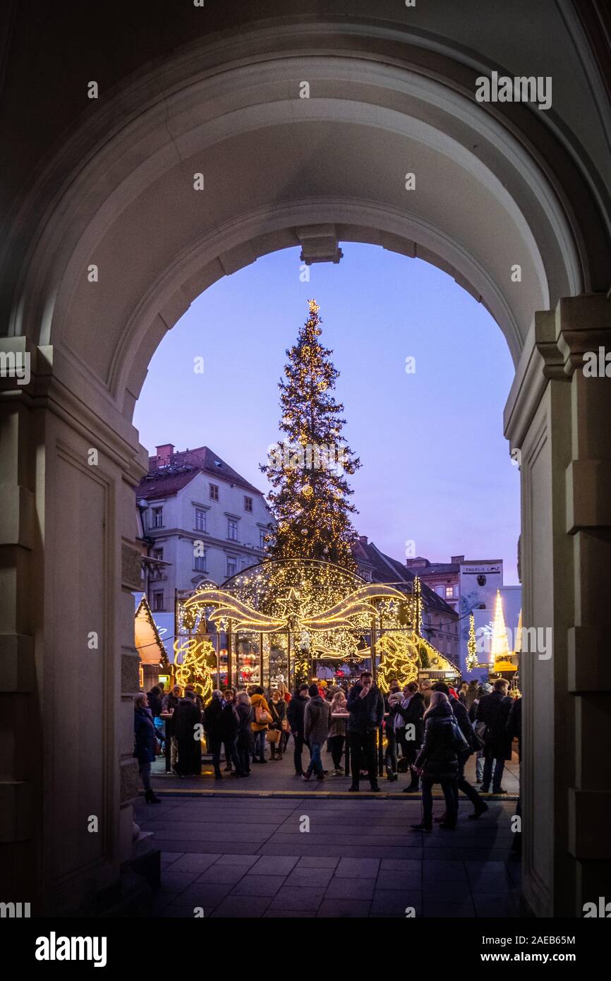 Vista dal municipio Rathaus al mercatino di Natale Christkindlmarkt sulla piazza principale di Graz, Stiria, Austria Foto Stock