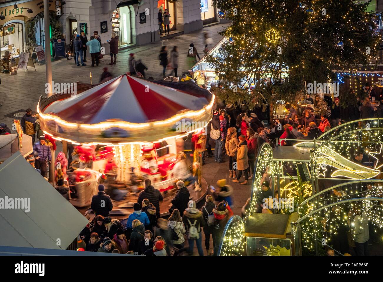 Vista dal municipio Rathaus al mercatino di Natale Christkindlmarkt sulla piazza principale con la giostra in Graz, Stiria, Austria Foto Stock