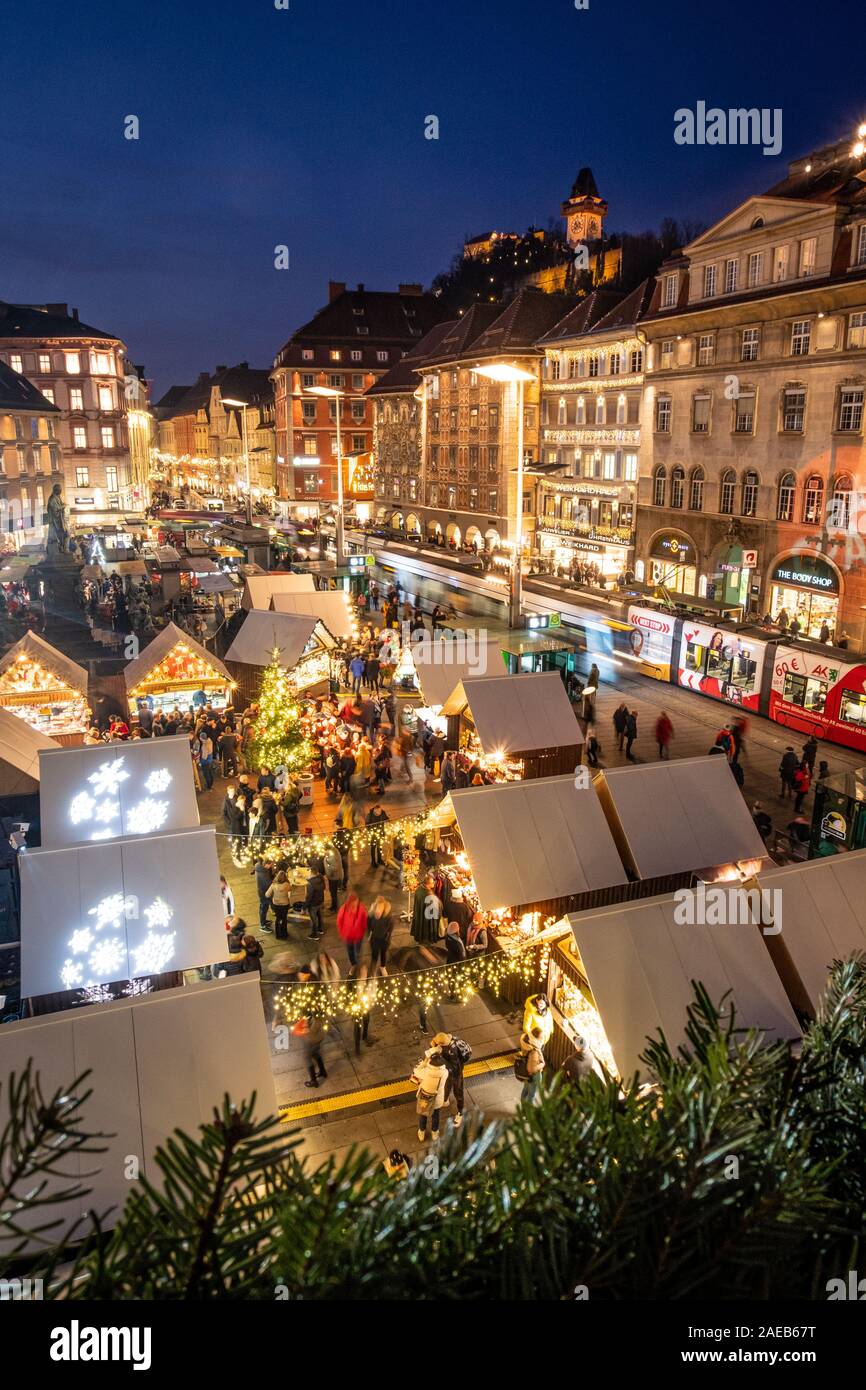 Vista dal municipio Rathaus al mercatino di Natale Christkindlmarkt sulla piazza principale con landmark Uhrturm in Graz, Stiria, Austria Foto Stock