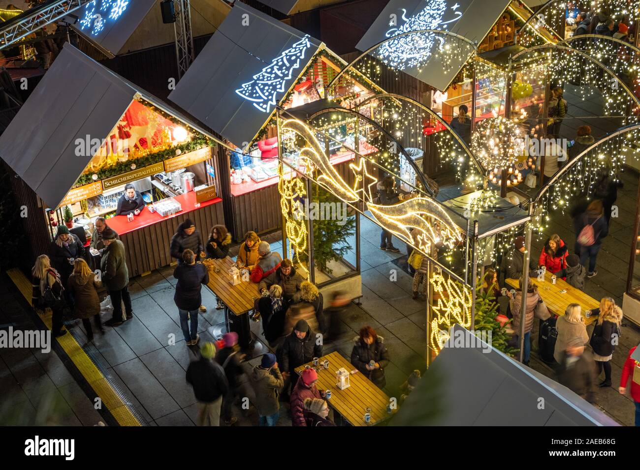 Vista dal municipio Rathaus alle piccole capanne sul mercato di Natale Christkindlmarkt sulla piazza principale di Graz, Stiria, Austria Foto Stock