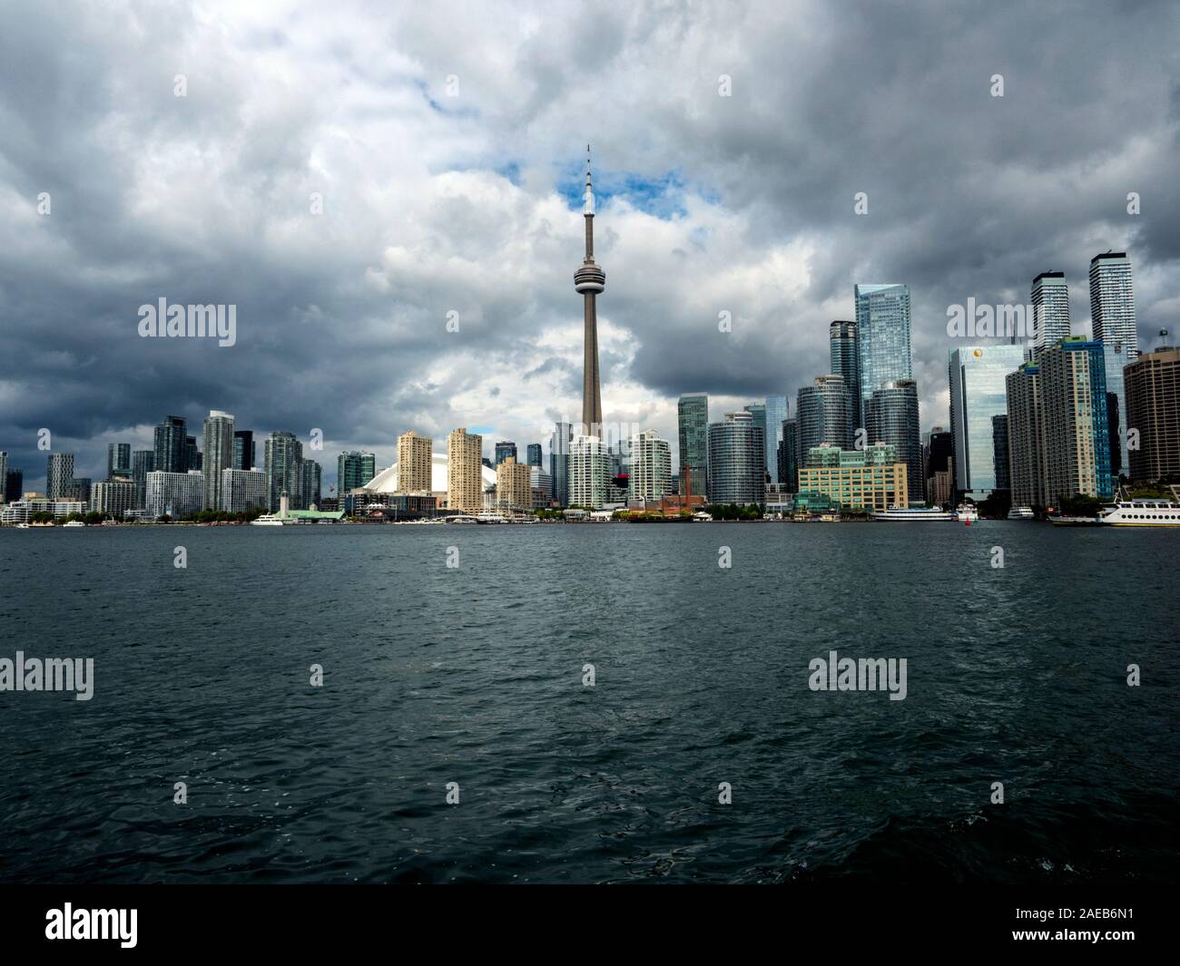 Toronto Skyline con la CN Tower e il Rogers Centre presi dalle isole di Toronto Foto Stock