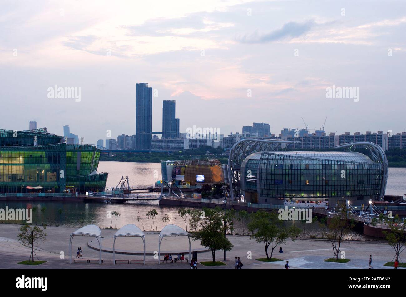 Appendere il fiume a Seoul in serata con i gabbiani Foto Stock