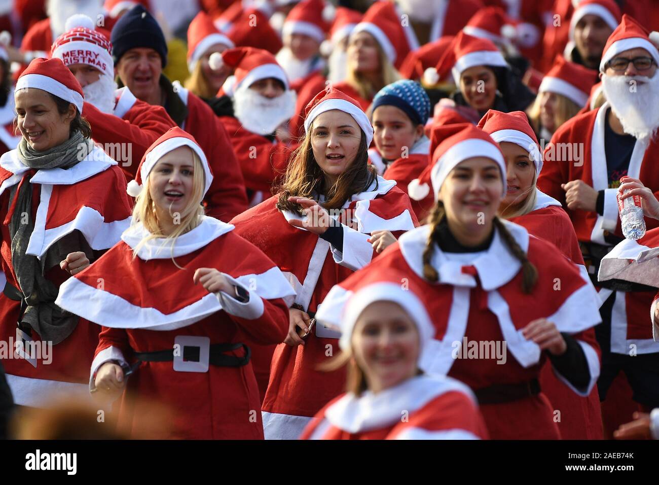 I partecipanti durante il London Santa eseguire nel Parco Victoria, Londra, dove oltre 4.000 babbi natale che sono tenuti a prendere parte. Foto Stock