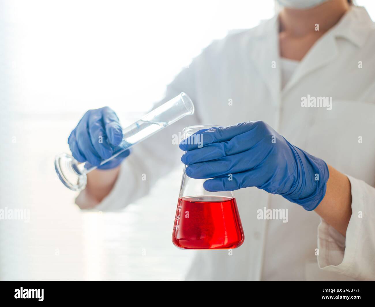Close up del chimico facendo il lavoro in laboratorio Foto Stock