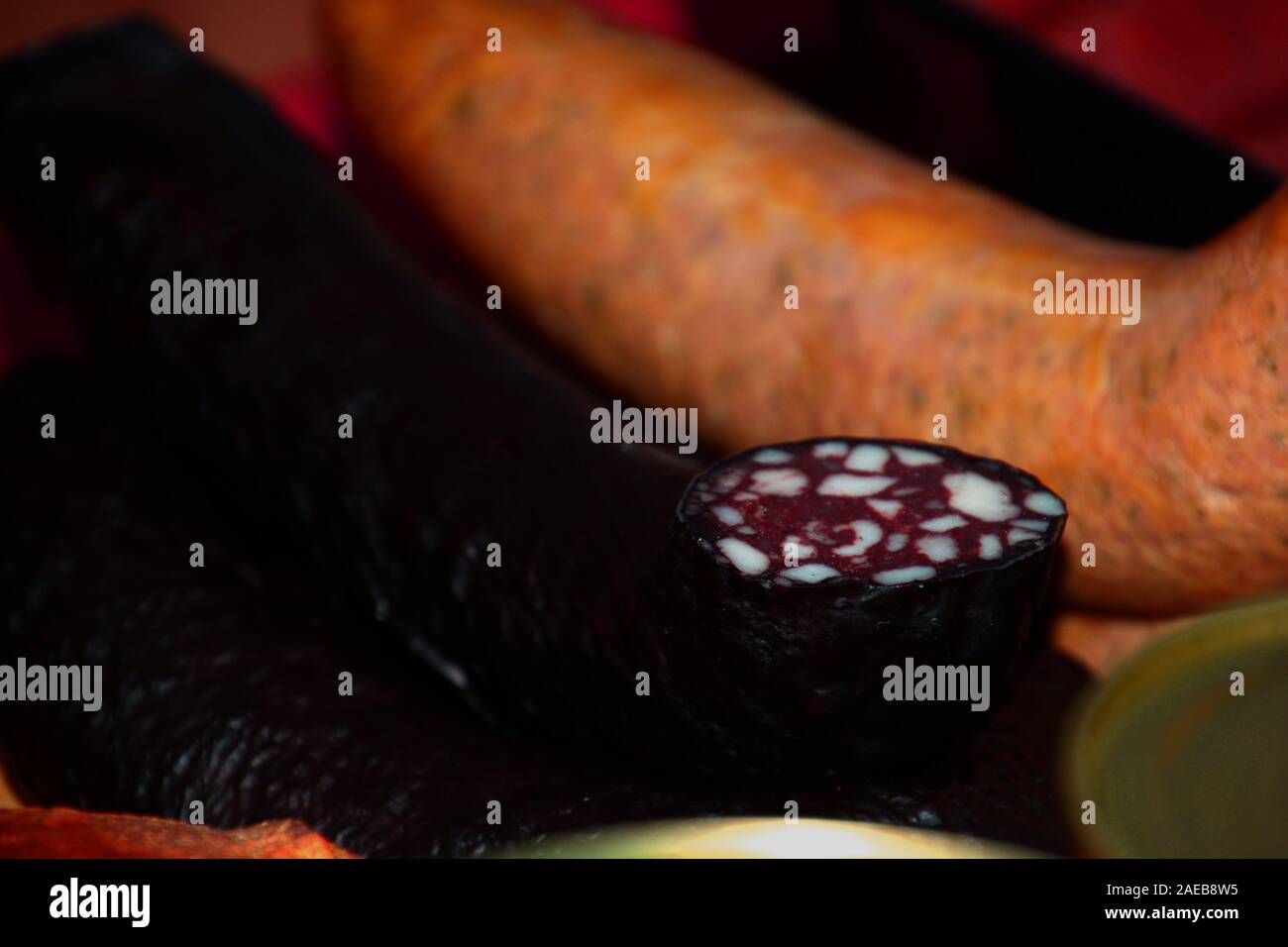 Close-up di salsicce di sangue o budino nero sul mercato, budino di sangue marco Foto Stock