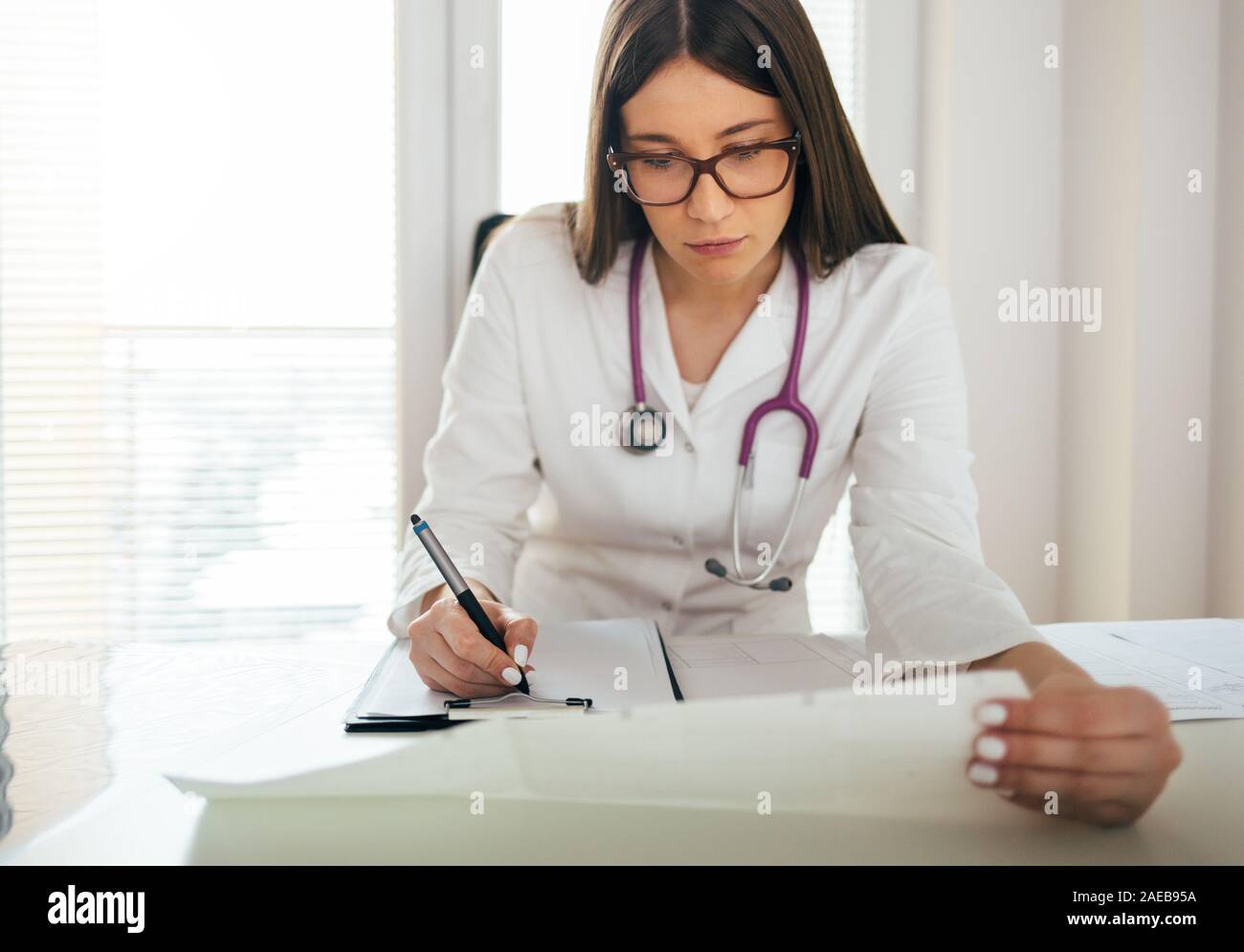 Giovani donne medico a scrivania da ufficio Foto Stock