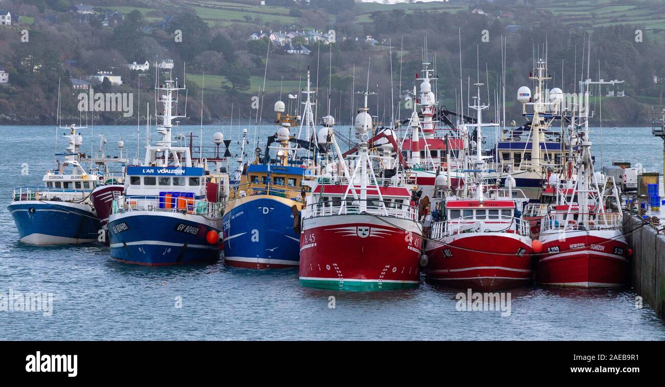 Unione Hall, West Cork, Irlanda 8 dicembre 2019. Tutta la flotta peschereccia è accostata in unione Hall Harbour riparo dal avvicinando storm Atiyah, danneggiando con raffiche fino a 130 Kmh previsto è il posto più sicuro per essere per i prossimi giorni. Aphperspective credito/ Alamy Live News Foto Stock