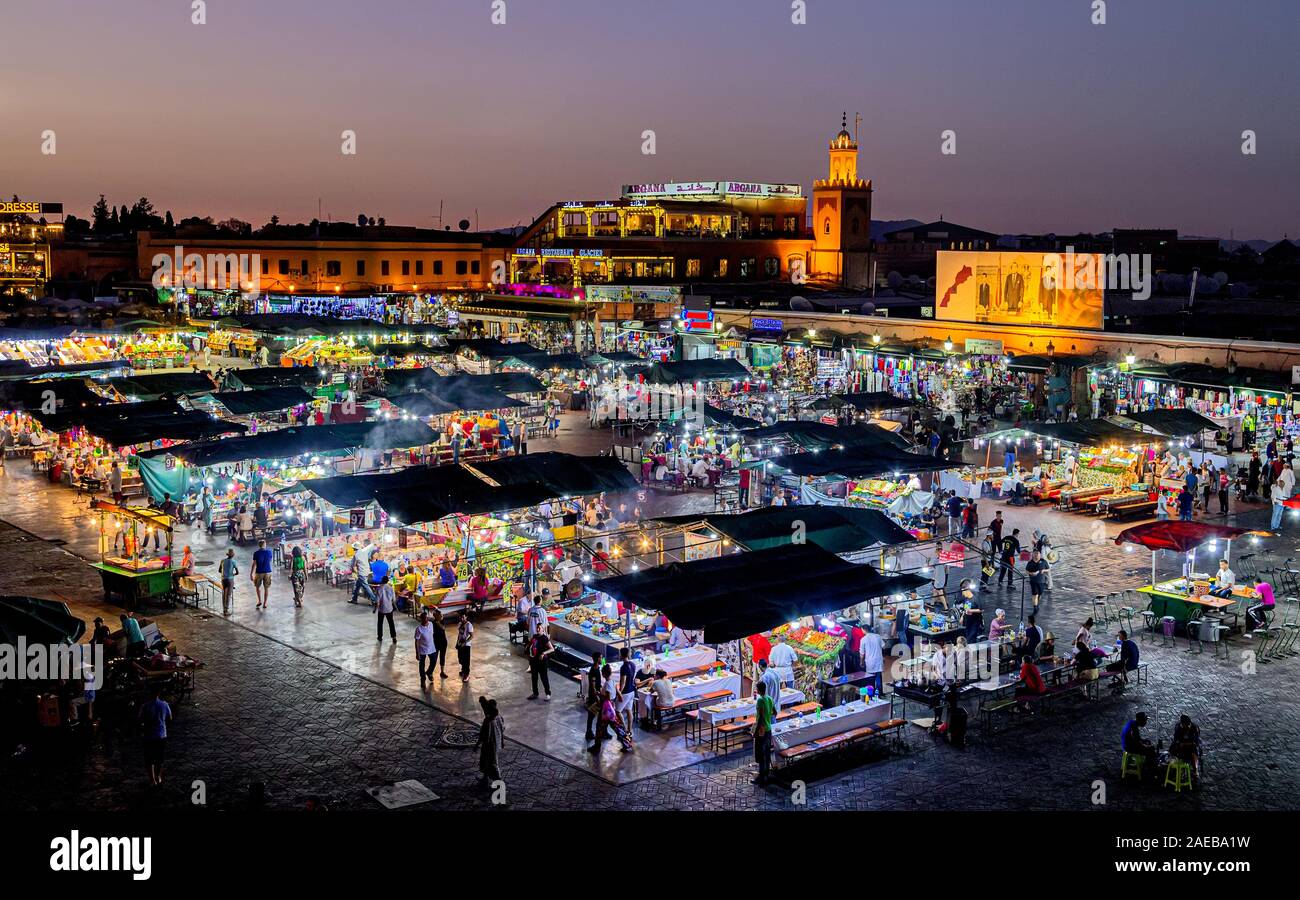 Vivace piazza principale al tramonto a Patrimonio Mondiale UNESCO Piazza Jamaa El Fna piazza del mercato nella Medina di Marrakech,Marocco.Fornitori, artisti e turisti. Foto Stock