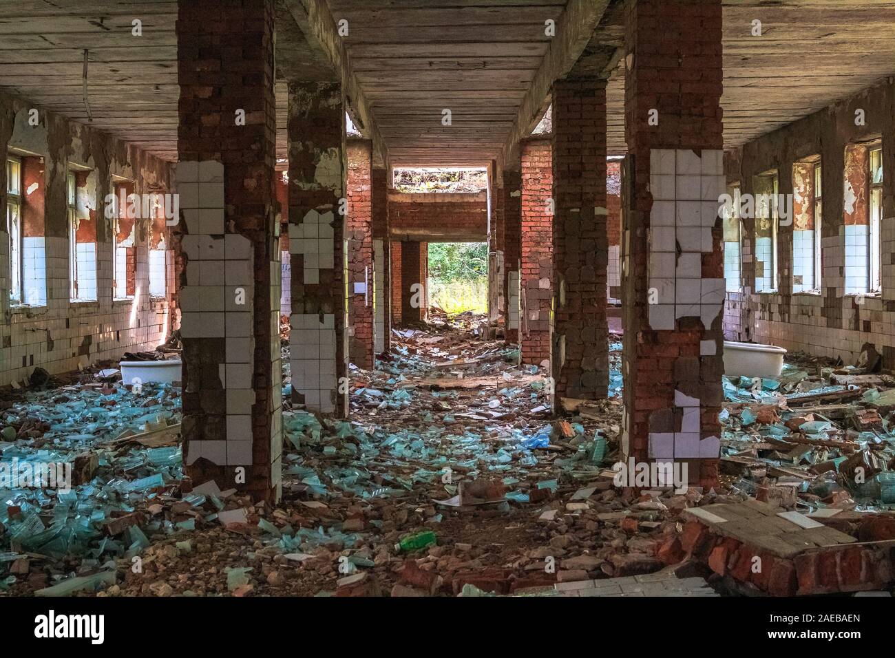 Un abbandonato e distrutto dell era sovietica edificio in mattoni con il vetro rotto blocchi. Foto Stock