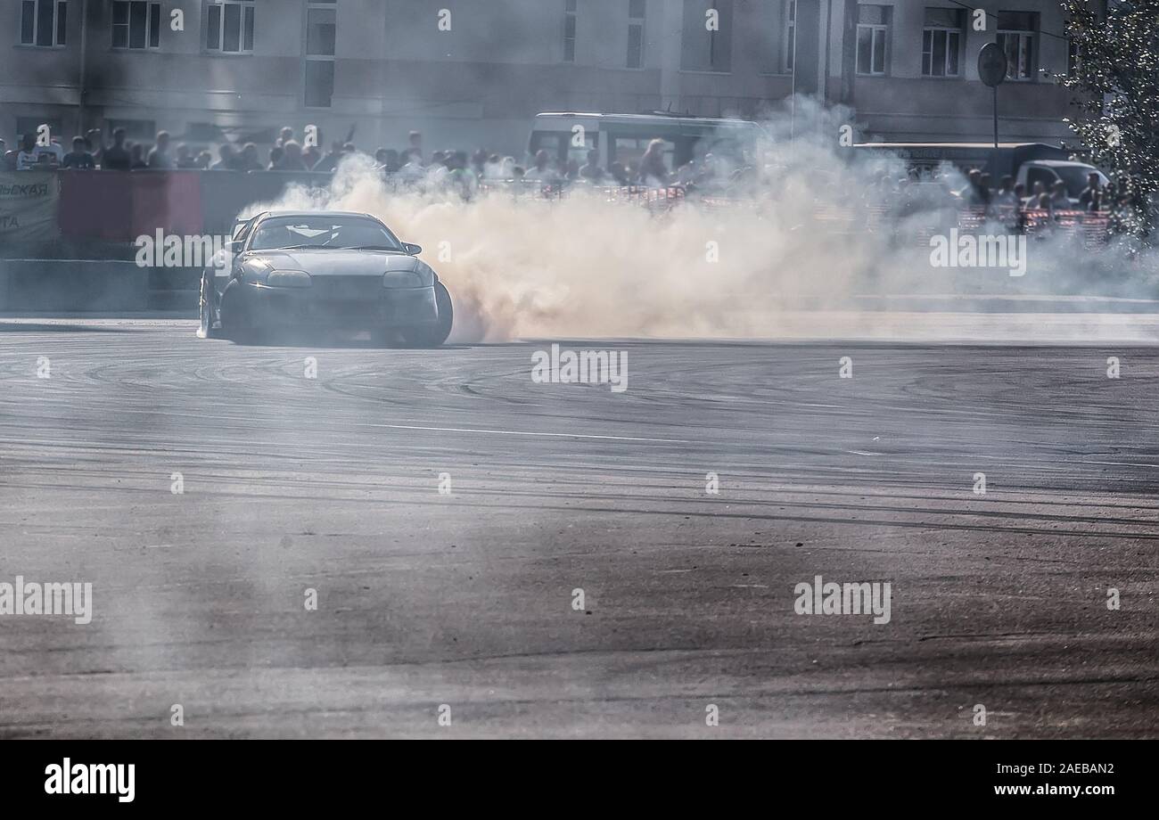 Gara di drifting auto sulla pista di velocità Foto Stock