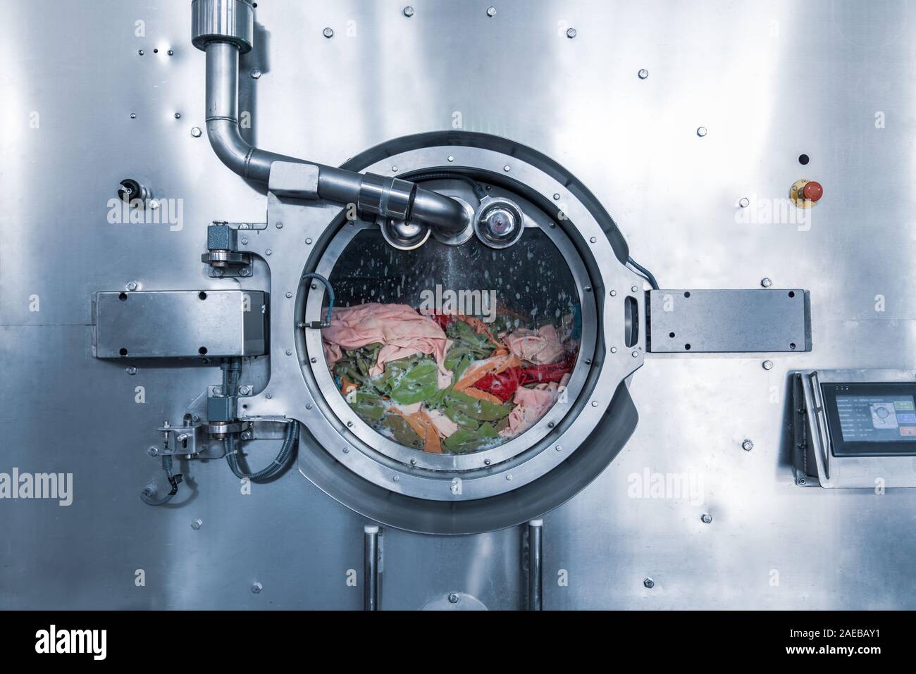 Il lavaggio industriale di macchina per il lavaggio di una grande quantità di prodotti tessili. Foto Stock