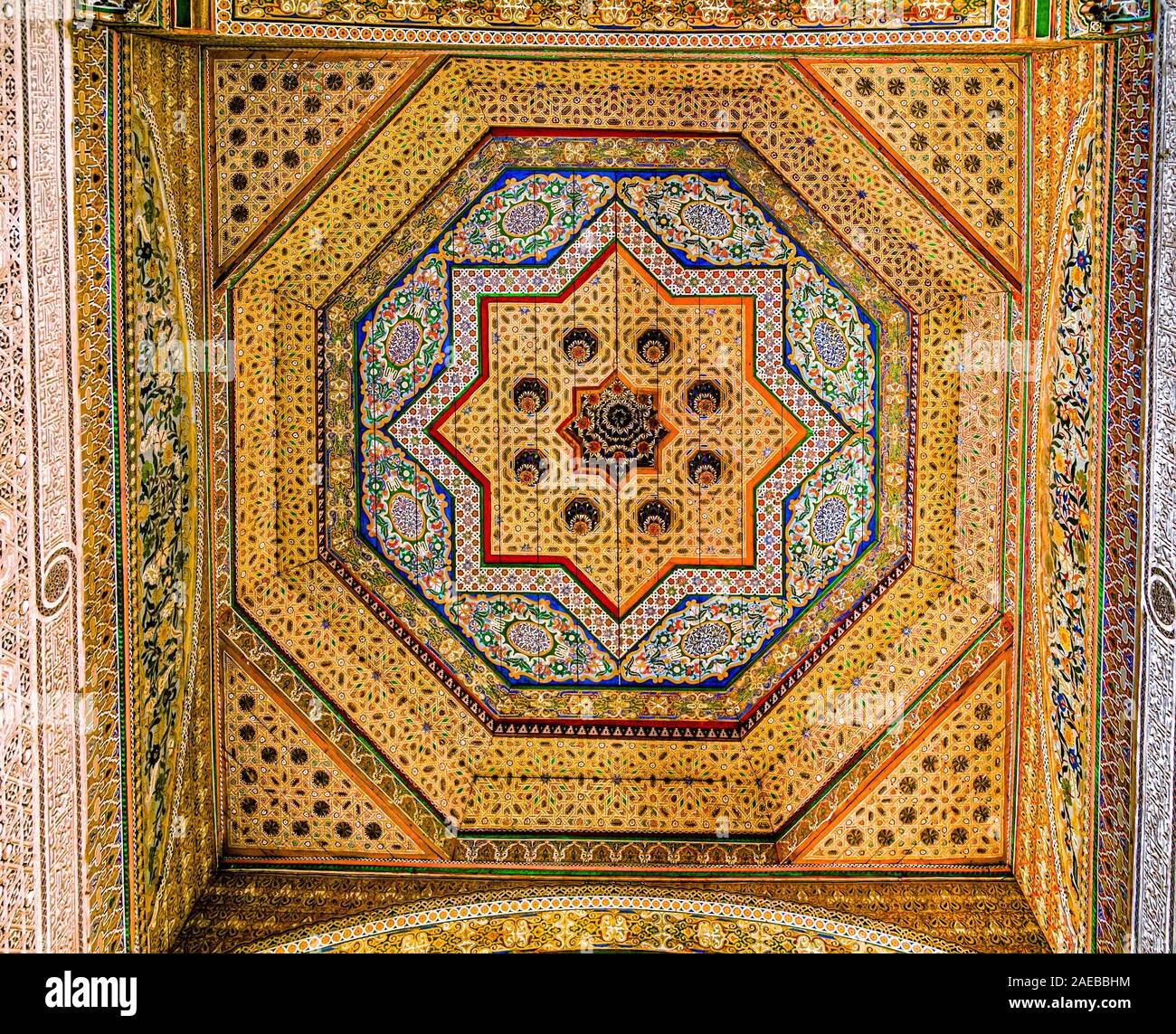 Riccamente intagliati, modello tradizionale il soffitto dipinto del Palazzo di Bahia. Unendo tradizionali marocchine ed elementi islamici.Marrakesh, Marocco. Foto Stock