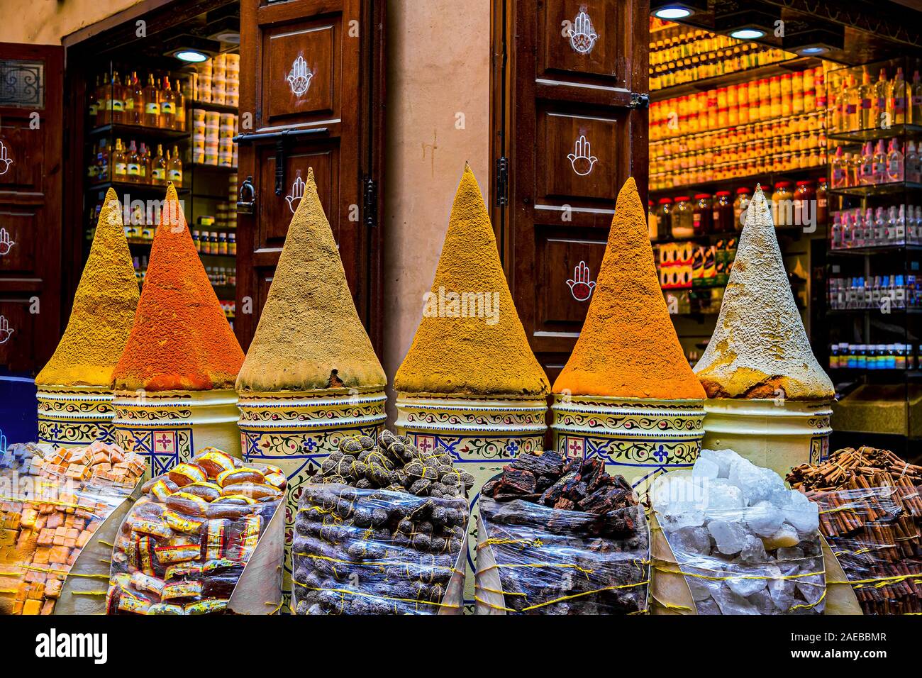Pila di coloratissimi tradizionale gustoso spezie marocchine nel souk,mercato a Medina di Marrakesh, Marocco. Foto Stock