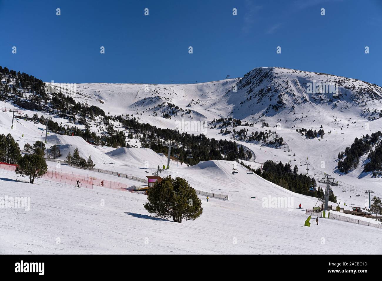 Salto con Snowboard park in El Tarter settore di Grandvalira, Andorra Foto Stock